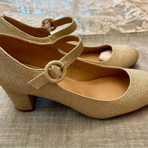 Shoes - Picture 4 of 7